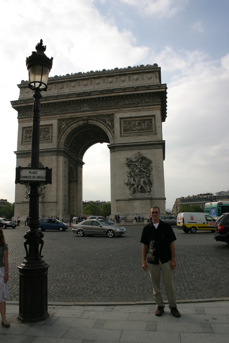 2005/09(September)/Paris/800x600_2005-09-13-Paris-20-Arc-De-Triomphe -Travis.JPG